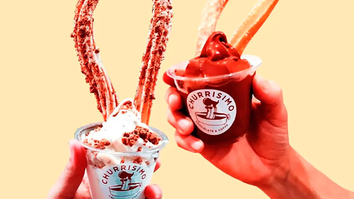 Ya sea recubiertos de chocolate con almendras o chocolate negro, los churros de Churrísimo siempre se pueden acompañar de un chocolate caliente