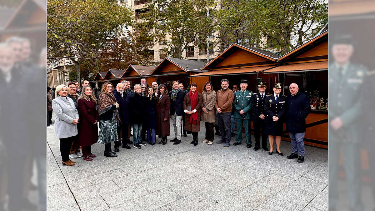 Foto-de-familia-de-la-inauguracion-del-rastrillo-de-Atades