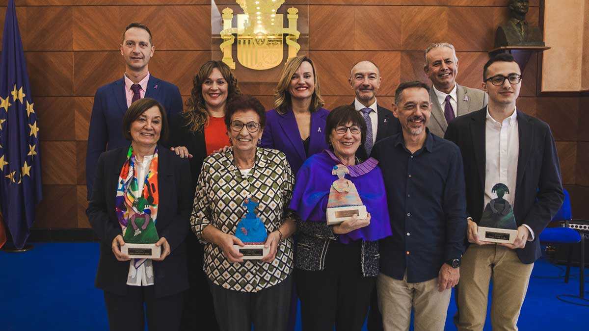 Todos los premiados junto a la ministra Alegría. Foto: Delegación del Gobierno