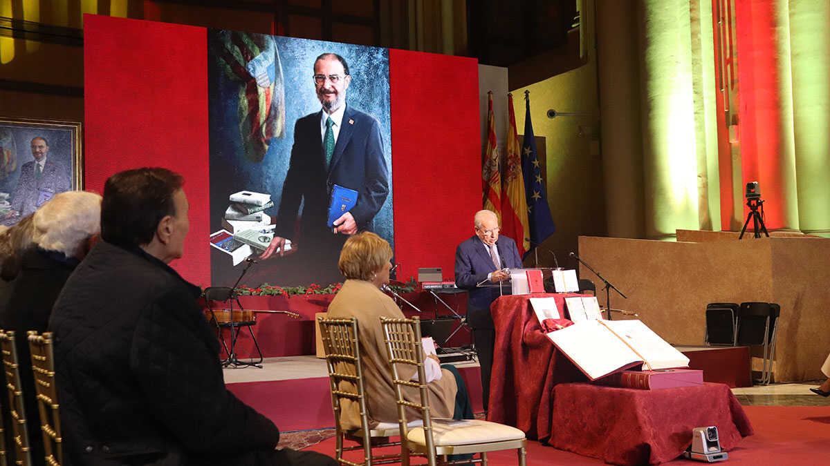 Alfonso Guerra lee la loa frente a la viuda de Lambán. Foto: Pilar Álvarez