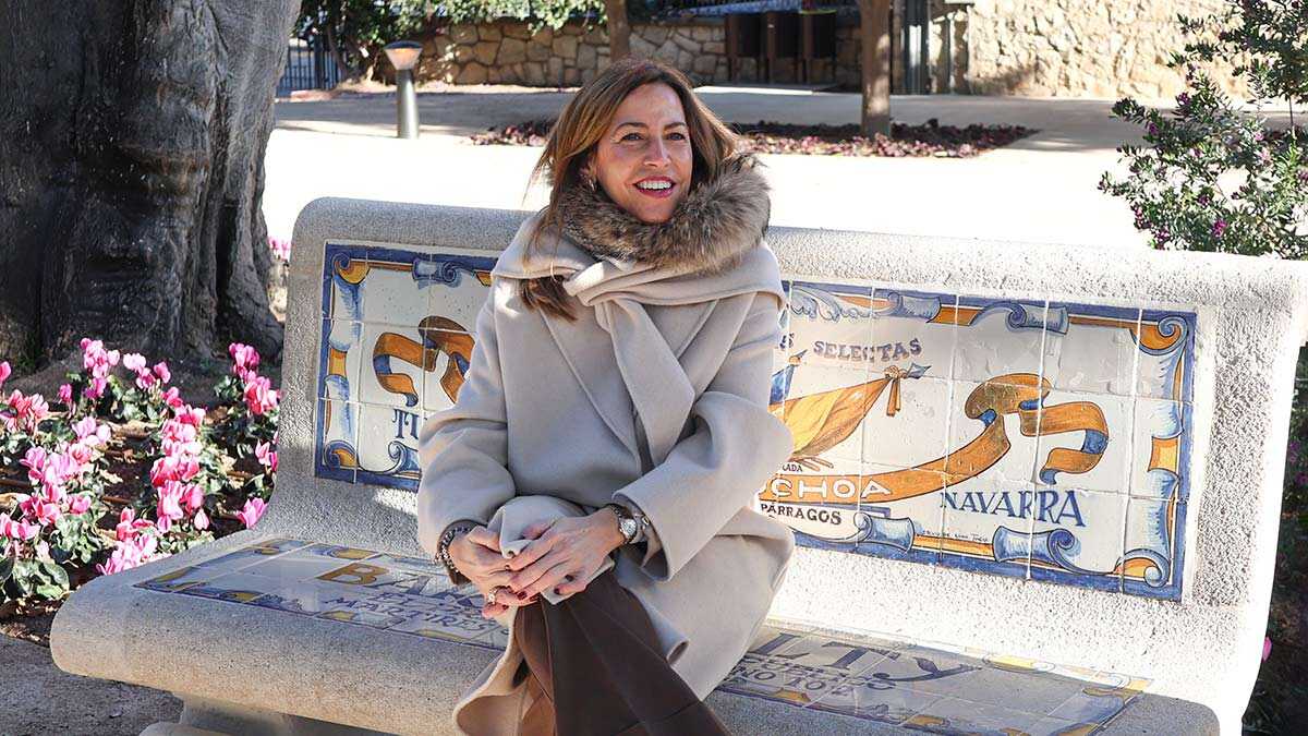 La alcaldesa de Zaragoza, Natalia Chueca, en uno de los bancos restaurados