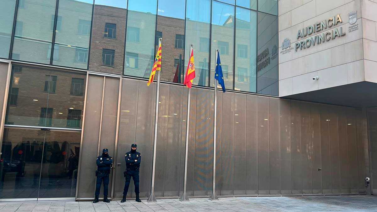 El juicio contra la Manada de Zaragoza se está celebrando en la APZ con fuertes medidas de seguridad.