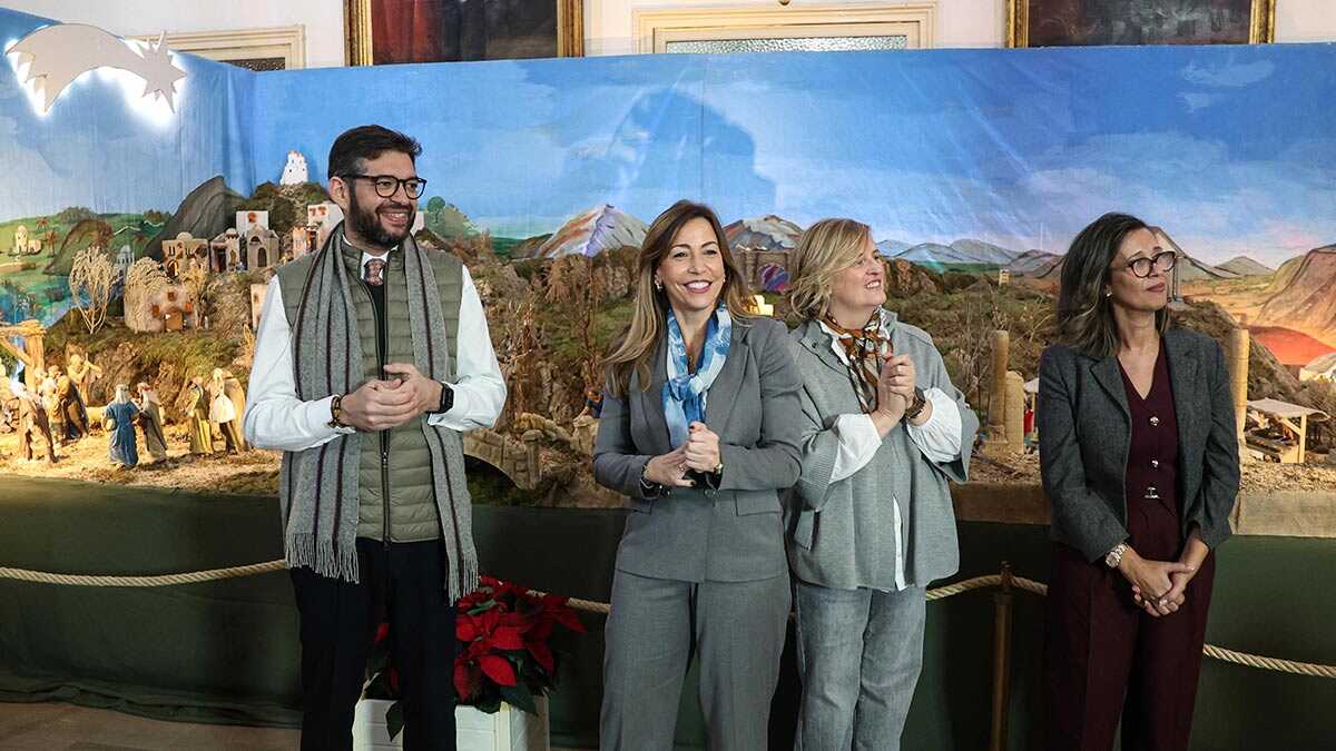 La alcaldesa de Zaragoza, Natalia Chueca, durante su visita a la Casa de Amparo. Foto: Pilar Álvarez