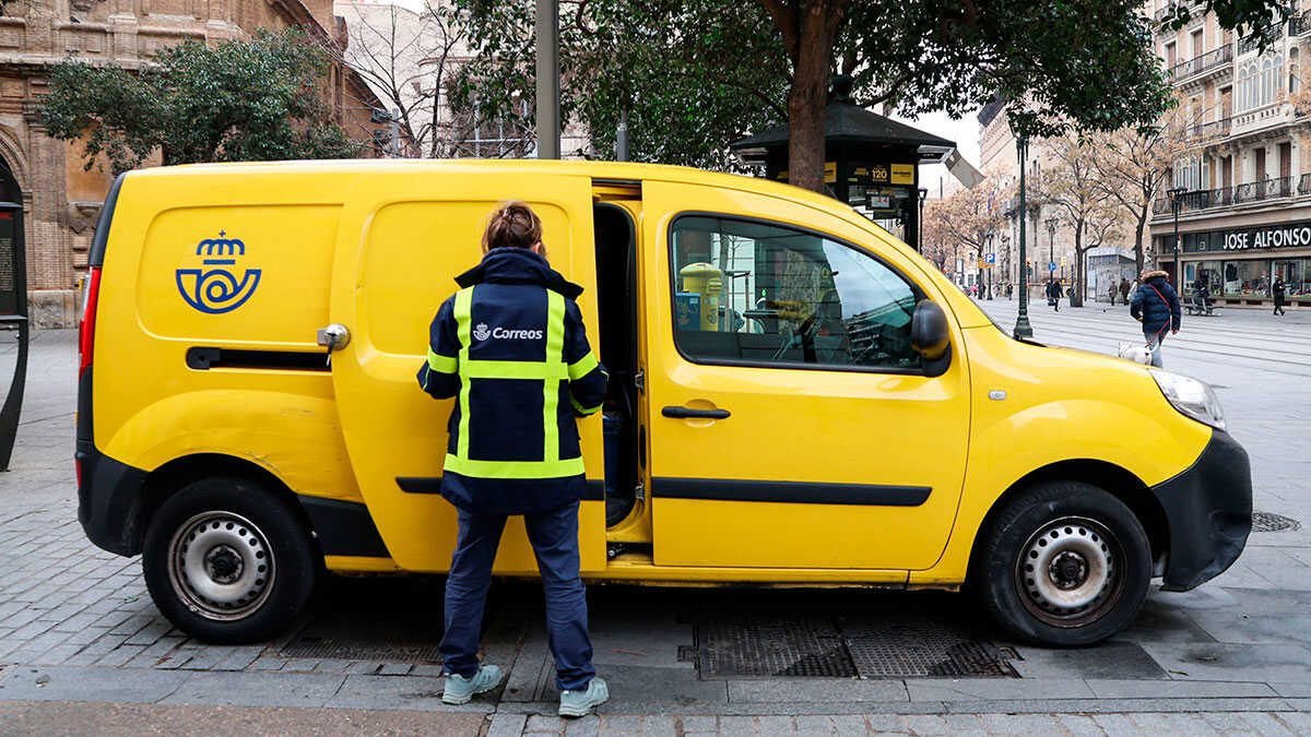 Empleado de Correos en Zaragoza. Foto: Pilar Álvarez