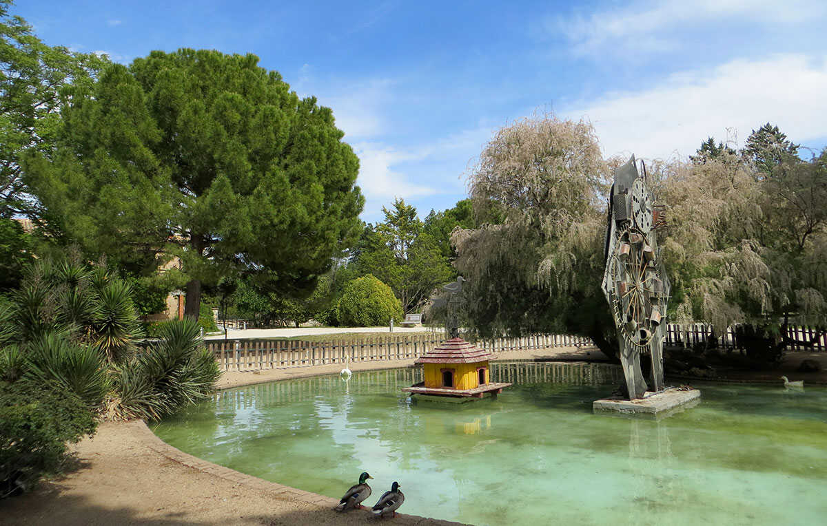 El estanque que albergaba la clepsidra o reloj de agua, la casita para aves y toda la vegetación que lo arropaba. Todo ello desaparecido. 
Colección José Luis Garde—Parques de Zaragoza para Anteayer Fotográfico Zaragozano