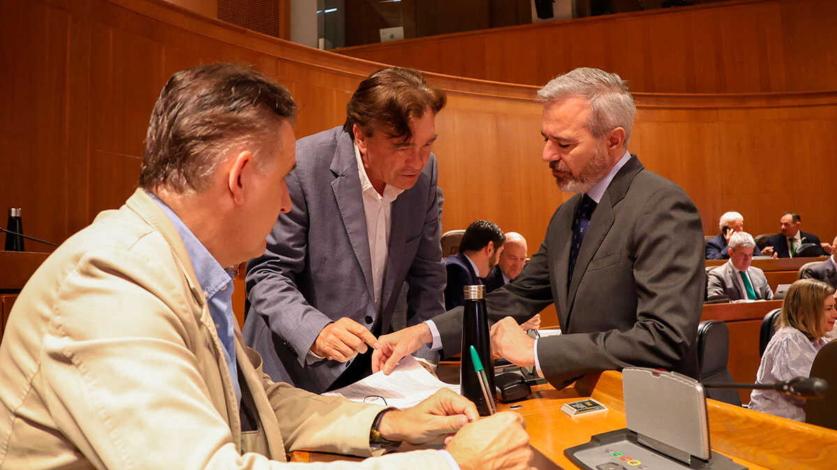 Azcón y los diputados de Aragón-Teruel Existe. Foto: Pilar Álvarez