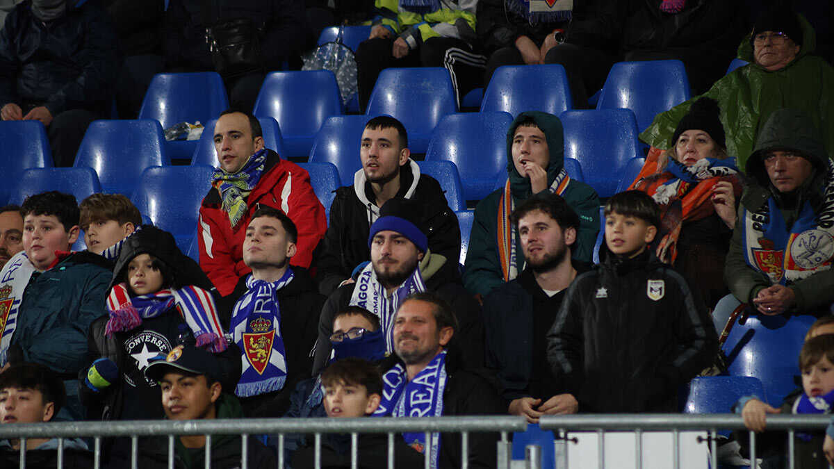 Numerosos asientos vacíos en la grada durante el Real Zaragoza - Real Sociedad B. Foto: Pilar Álvarez