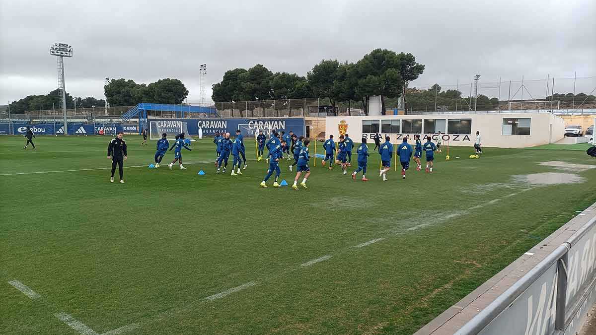 Entrenamiento del Real Zaragoza este jueves pasado por agua. Foto: M.G.