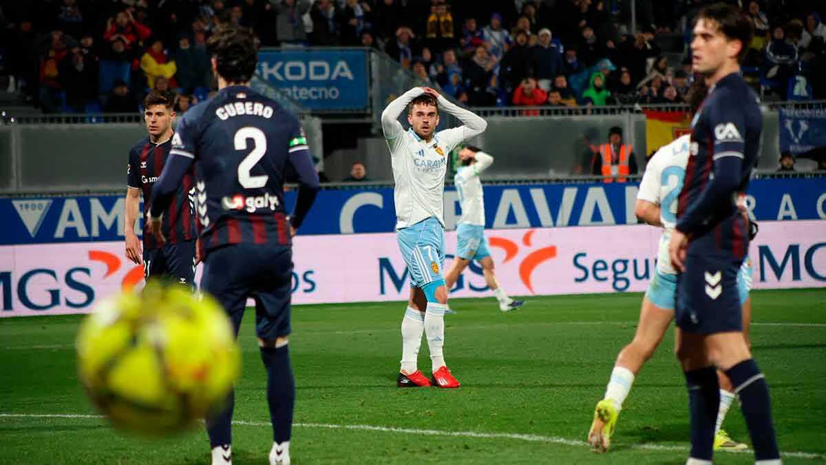 Soberón se lamenta durante el partido que el Real Zaragoza disputó contra el Eibar. Foto: Pilar Álvarez