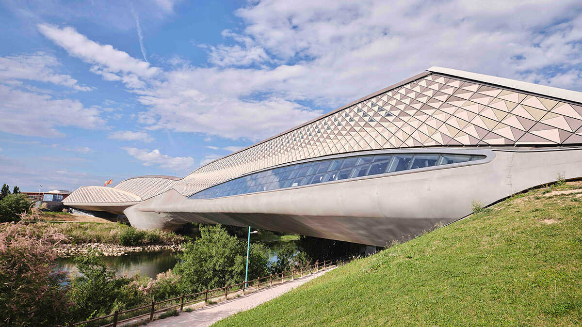 Vista exterior del Pabellón Puente que acoge el museo Mobility City | Foto: Fundación Ibercaja