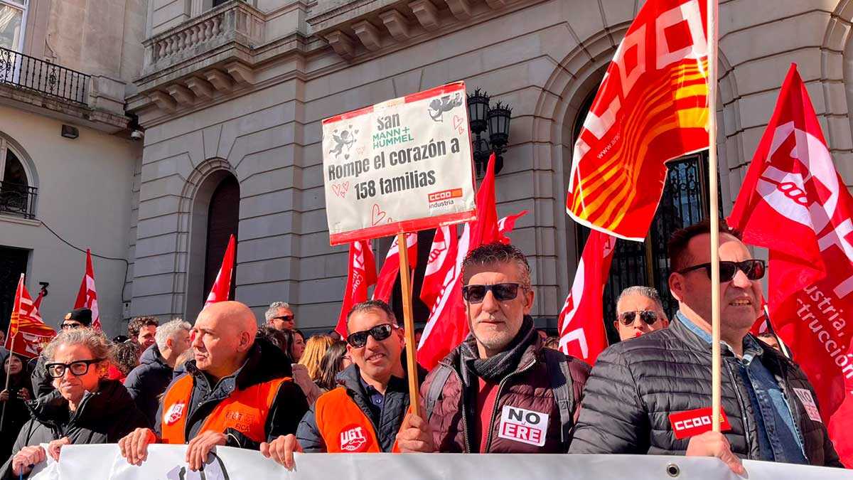 Trabajadores de Mann Hummel durante la movilización de este sábado en Zaragoza. Foto: E.P.