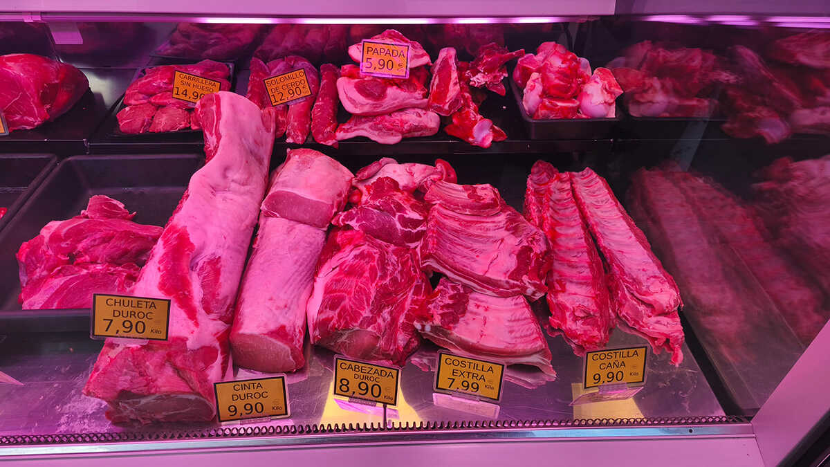 Precios de distintas piezas de cerdo en una carnicería del Mercado Central | Foto: Aragón Press