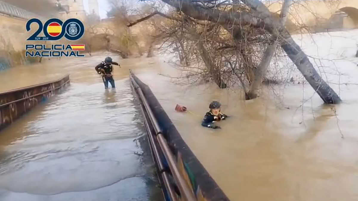 Efectivos del Grupo Especial de Operaciones (GEO) en las inmediaciones del río Ebro, en Zaragoza, en la búsqueda de Pablo Cebolla. Foto: Policía Nacional