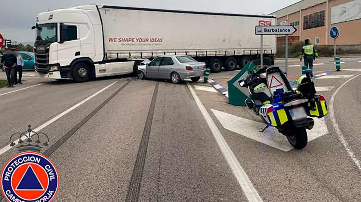 El accidente de tráfico dejó al conductor del turismo herido leve. Foto: Protección Civil Borja