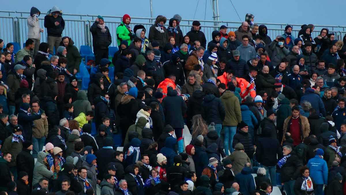 Momento en que atienden a un aficionado en el Real Zaragoza - Almería. Foto: Pilar Álvarez